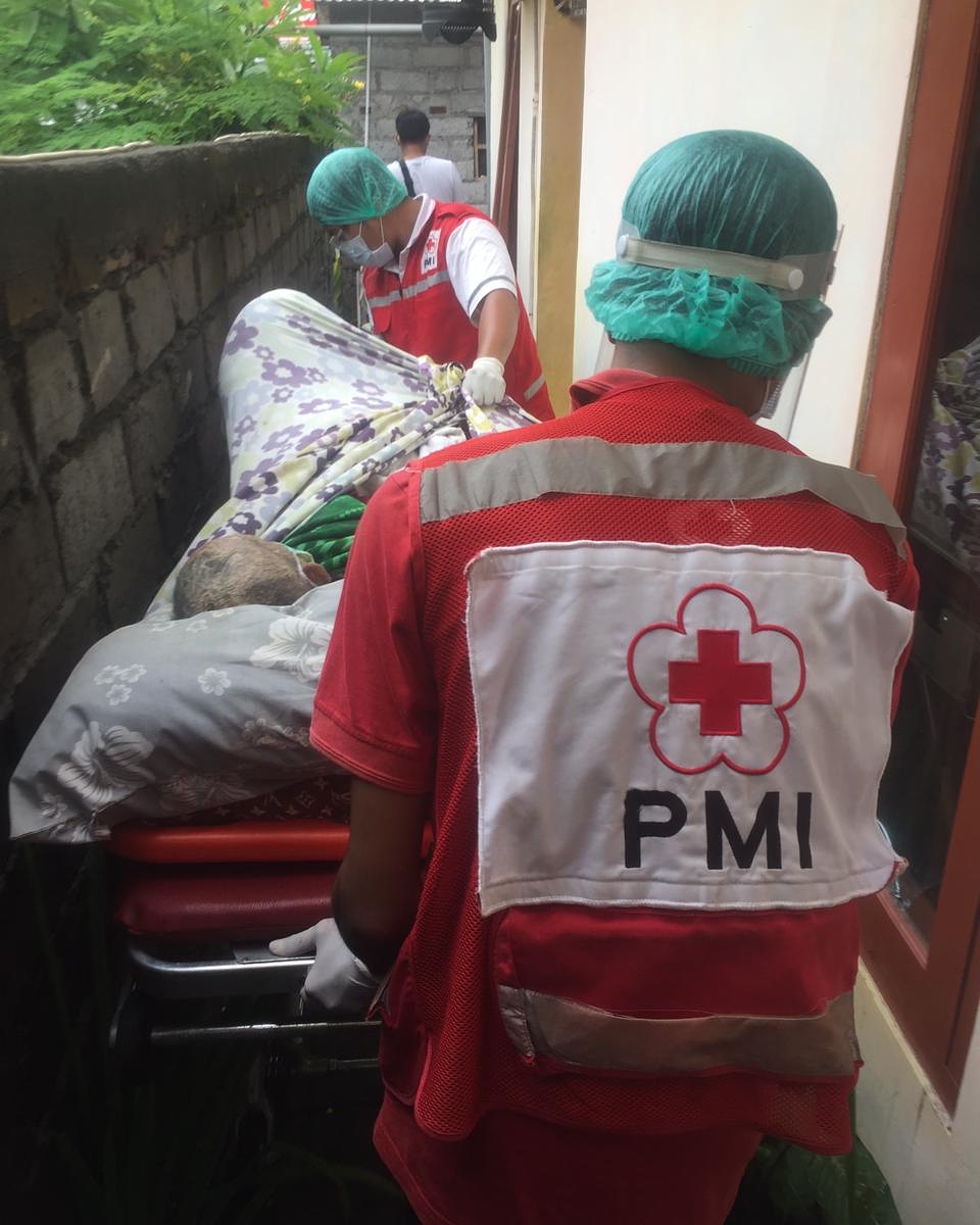 Ambulance PMI Rujuk Pasien Di Jl. Kertapura