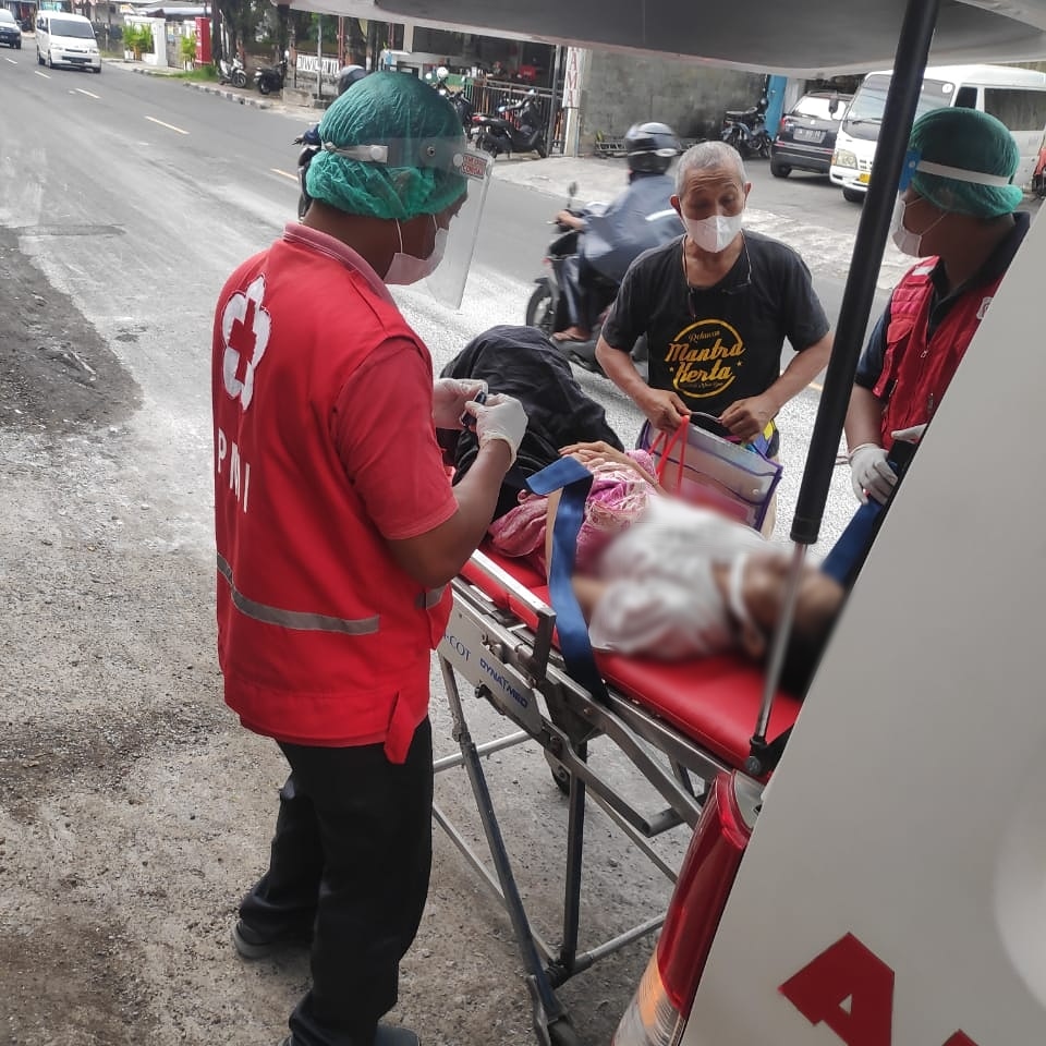 Ambulance PMI Rujuk Pasien Di Jl. Imam Bonjol