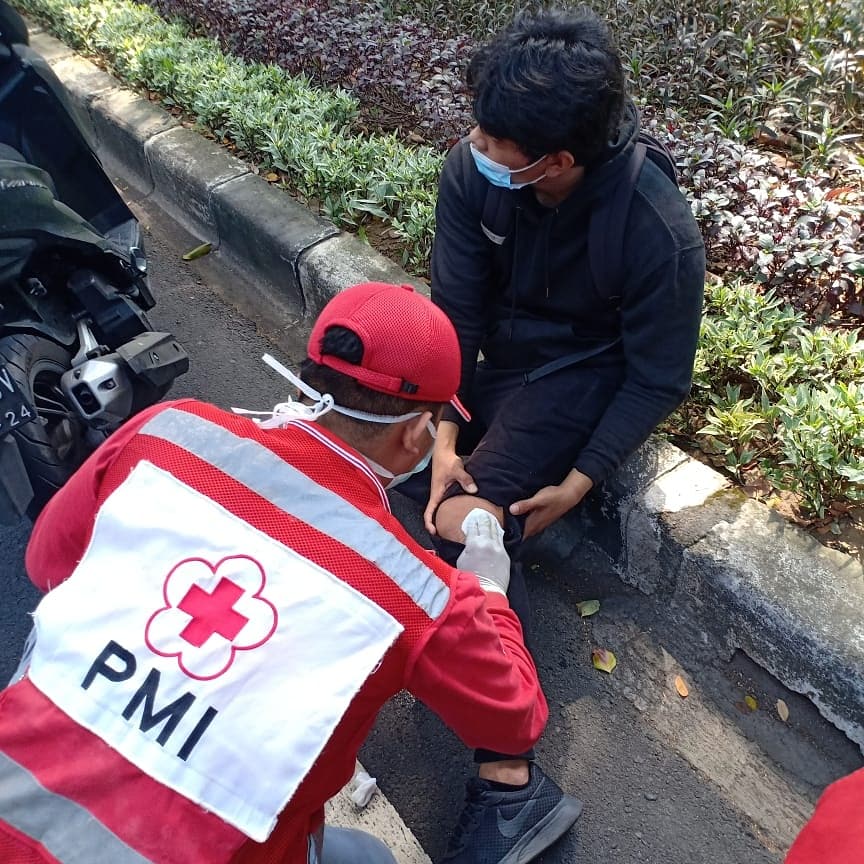 Ambulance PMI Penanganan Korban Lakalantas Jl. Raya Puputan