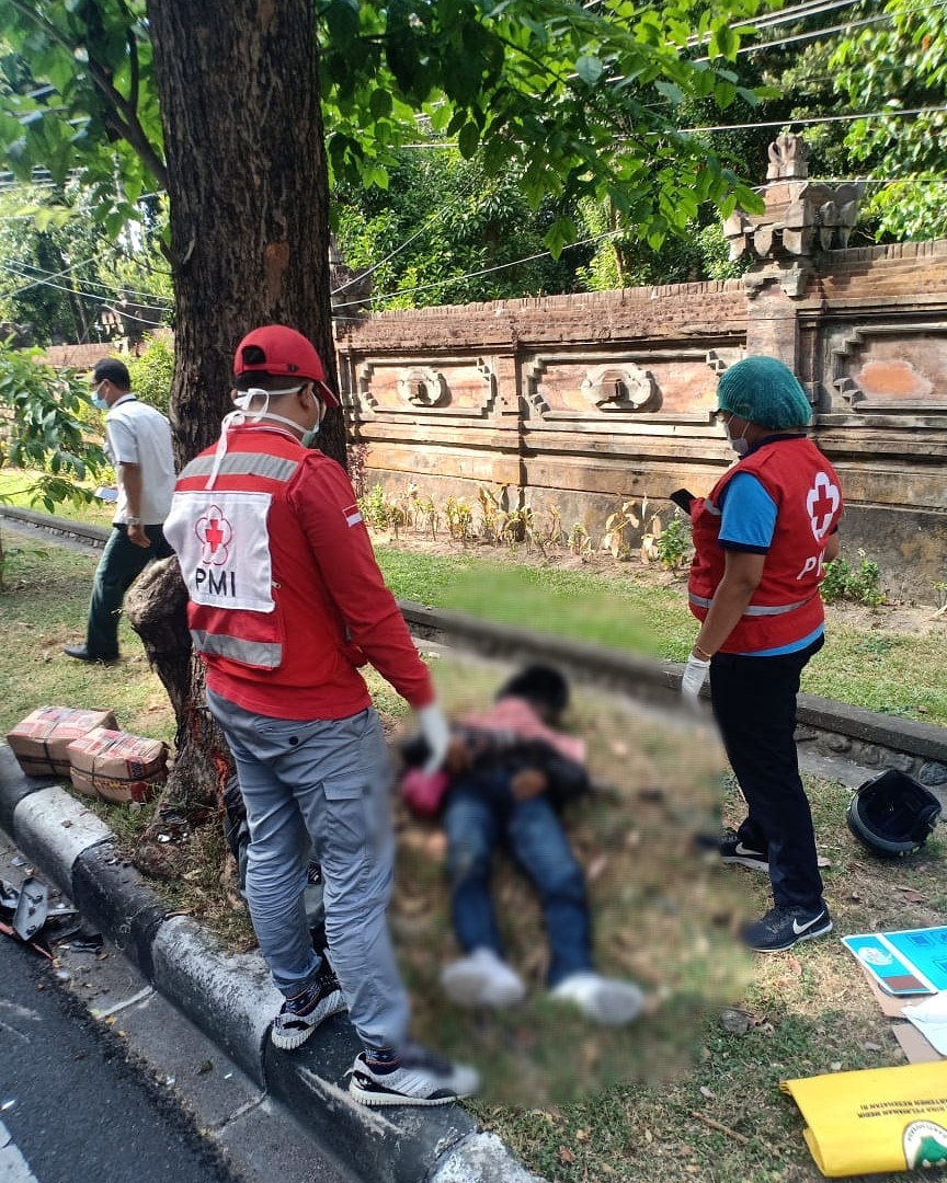 Ambulance PMI Penanganan Korban Lakalantas Jl. Cok Agung Tresna