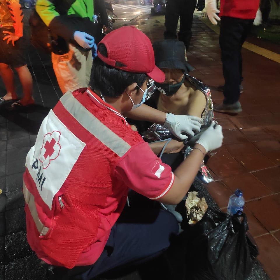 Ambulance PMI Evakuasi Orang Tergeletak Di Simpang Catur Muka