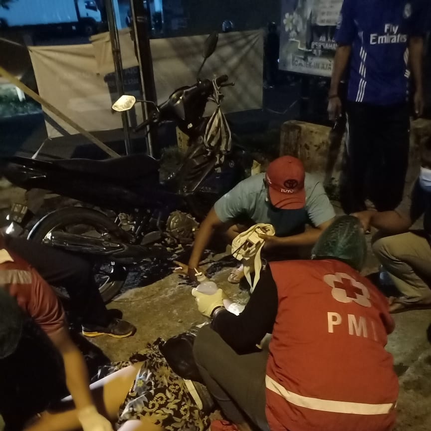 Ambulance PMI Penanganan Lakalantas Simpang Marlboro Pura Demak