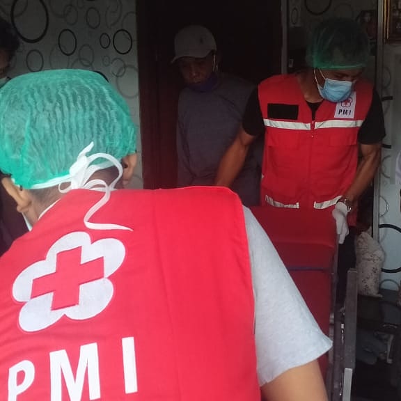 Ambulance PMI Rujuk Pasien Di Jl. Pulau Misol