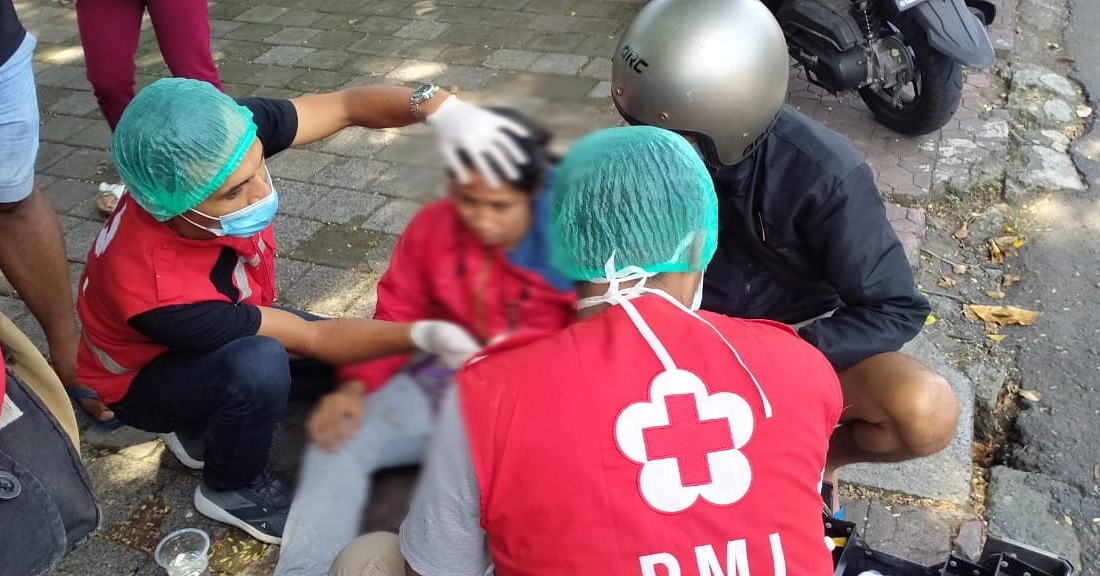 Ambulance PMI Penanganan Korban Lakalantas Jl. Hayam Wuruk