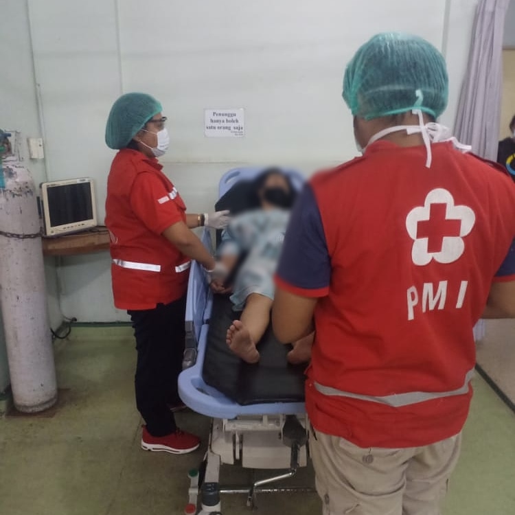 Ambulance PMI Rujuk Pasien Di Jl. Imam Bonjol