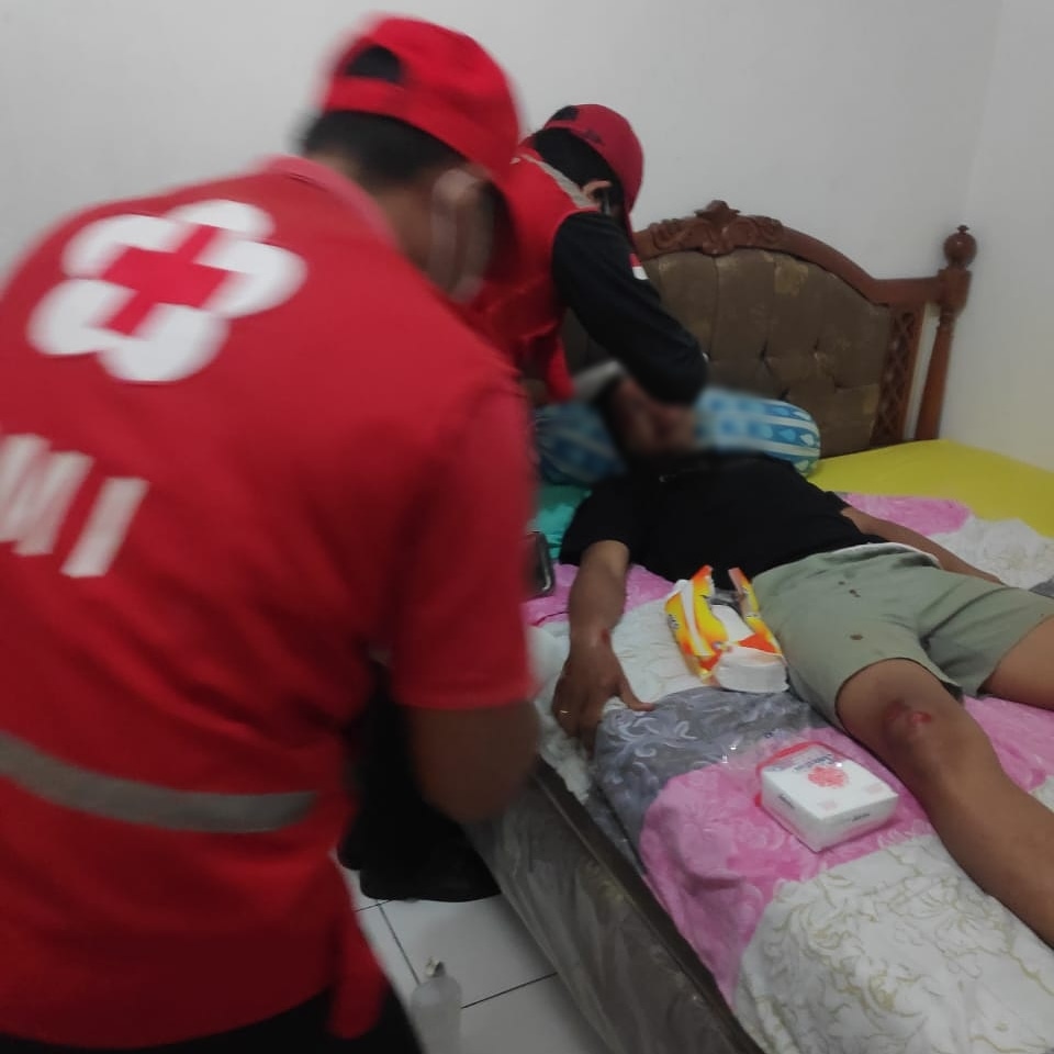 Ambulance PMI Penanganan Orang Terjatuh 