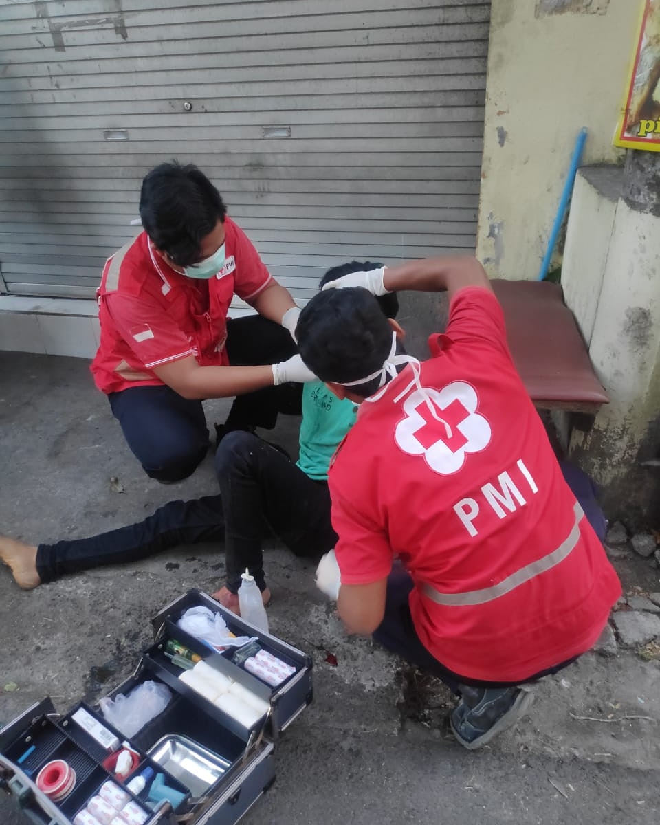 Ambulance PMI Penanganan Korban Lakalantas Jl. Tukad Baru