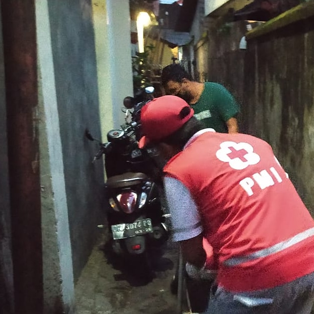 Ambulance PMI Evakuasi Jenazah Ke Jl. Bukit Tunggal