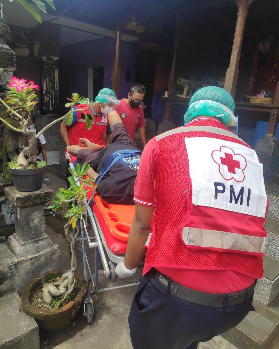 Ambulance PMI Rujuk Pasien Di Jl. Imam Bonjol