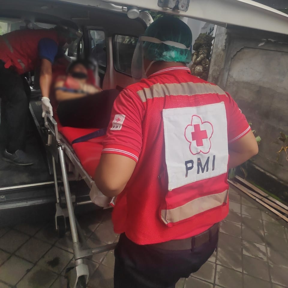 Ambulance PMI Rujuk Pasien Di Jl. Bukit Tunggal