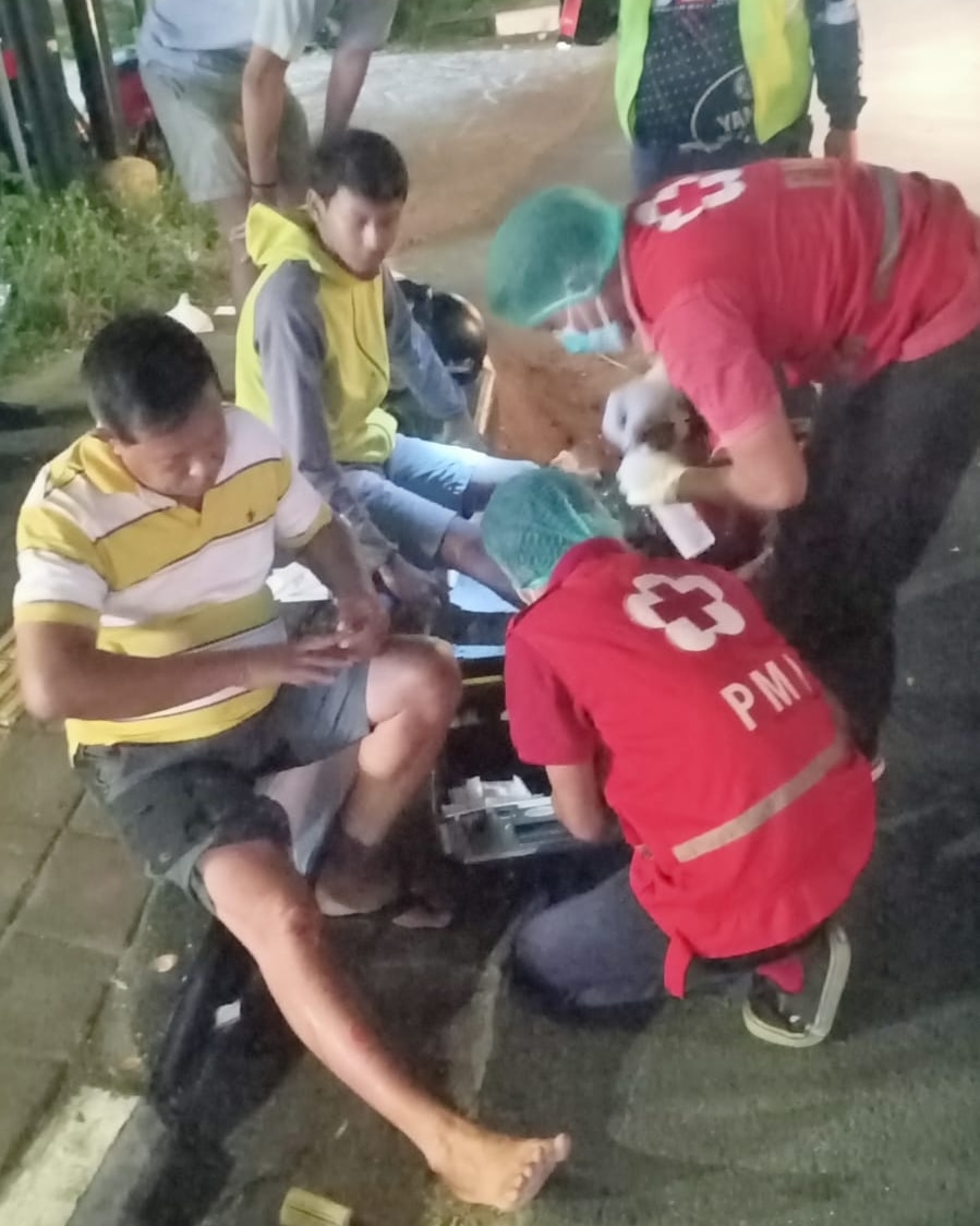 Ambulance PMI Penanganan Lakalantas Jl. Mahendradatta