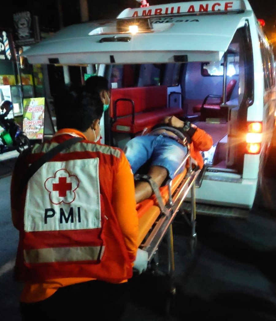 Ambulance PMI Penanganan Lakalantas Jl. Gunung Athena