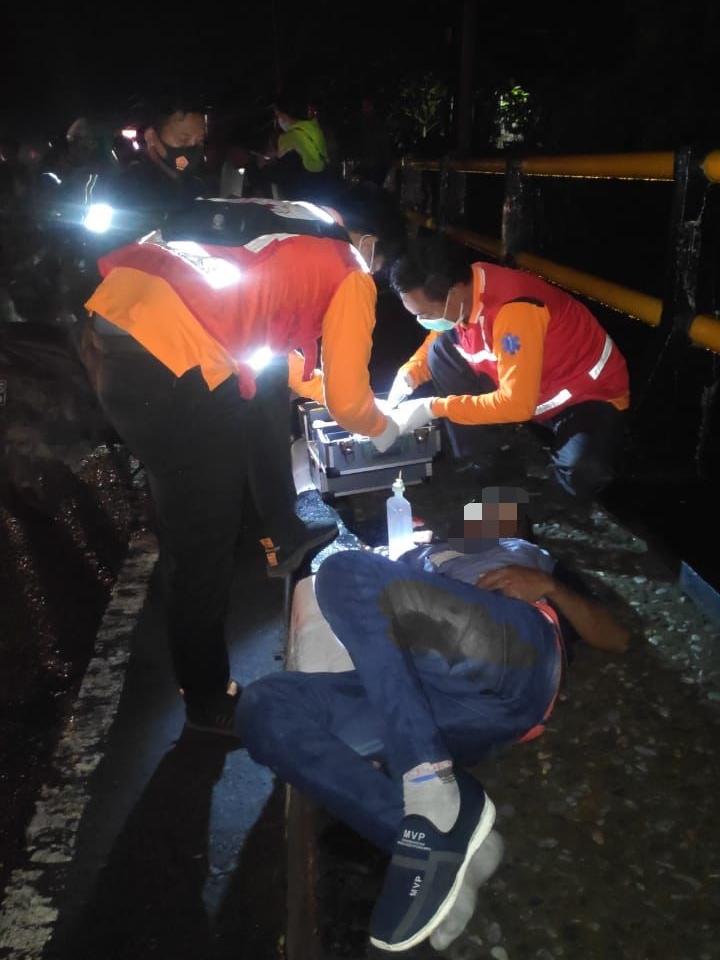 Ambulance PMI Penanganan Korban Pengeroyokan Jl. Mahendradata