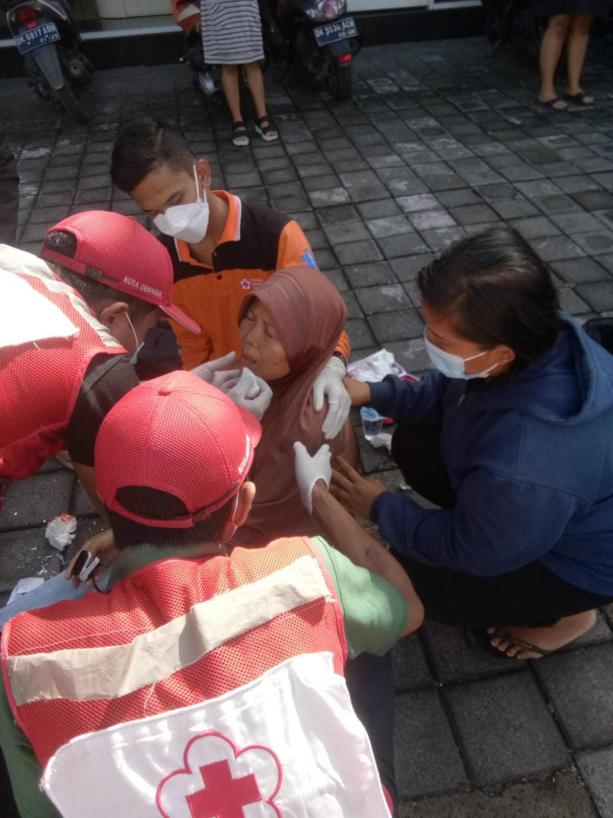 Ambulance PMI Penanganan Lakalantas Jl. Pulau Tarakan