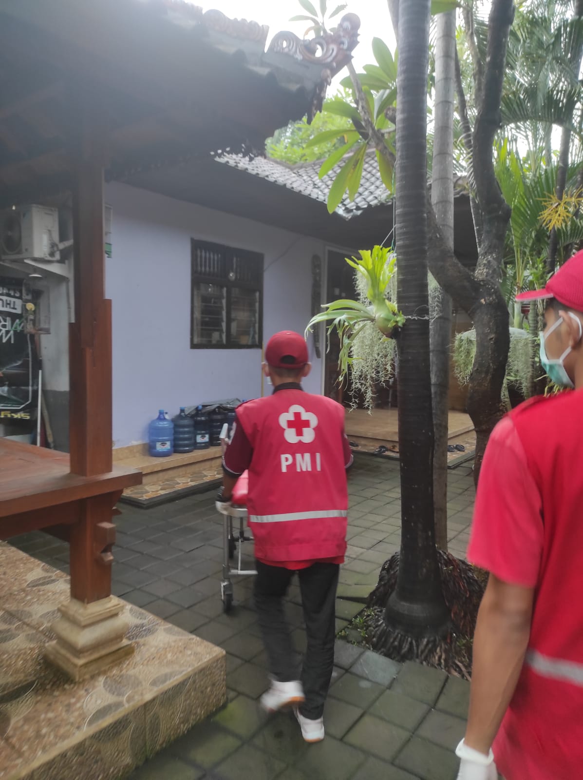 Ambulance PMI Rujuk Pasien di Jl. Pulau Misol