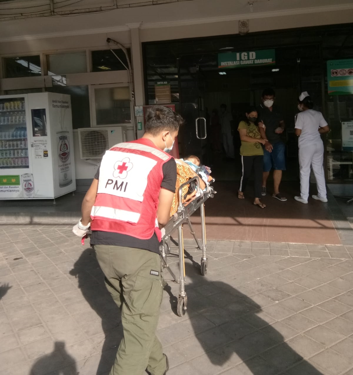 PMI Rujuk Pasien Di Jalan Imam Bonjol