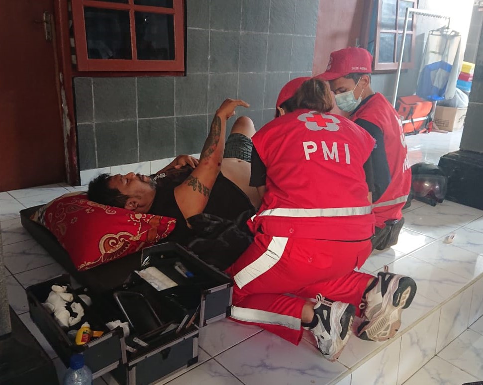 Ambulance PMI Penanganan Orang Terjatuh Di Jalan Pulau Supiori