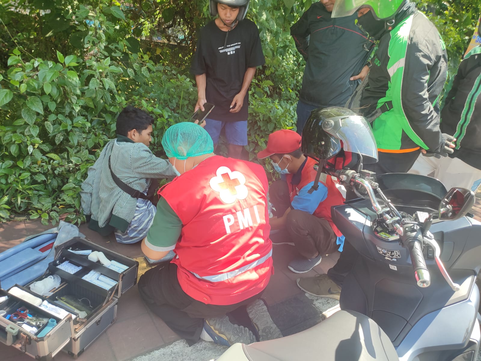 Ambulance PMI Penanganan Lakalantas Di Jl. Imam Bonjol